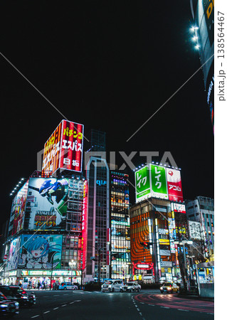 アニメ看板とネオンが輝く、夜の新宿・歌舞伎町の街並み(東京) アニメ看板とネオンが輝く、夜の新宿・歌舞伎町の街並み(東京) 138564467