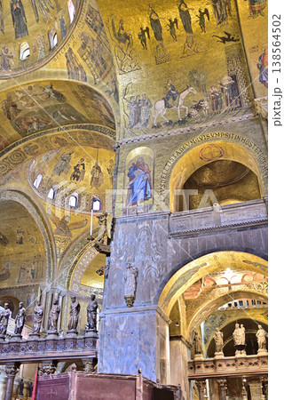 サンマルコ大聖堂の内部 138564502