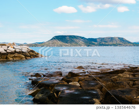 女木島の海岸から望む香川県高松市の屋島の風景 女木島の海岸から望む香川県高松市の屋島の風景 138564676