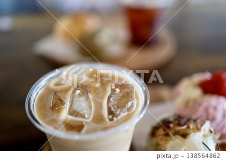 アイスカフェオレのクローズアップ・冷たい飲み物・カフェドリンク 138564862