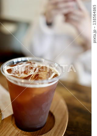 アイスコーヒーのクローズアップ・冷たい飲み物・木製コースター・カフェ アイスコーヒーのクローズアップ・冷たい飲み物・木製コースター・カフェ 138564865