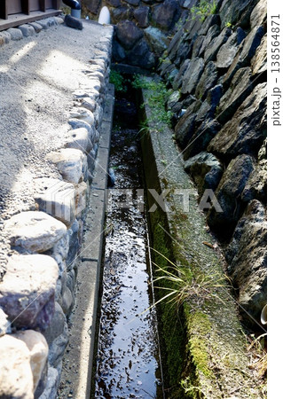 用水路・石垣沿いに流れる清水と苔むした岩・農業用水・田舎の風景 用水路・石垣沿いに流れる清水と苔むした岩・農業用水・田舎の風景 138564871