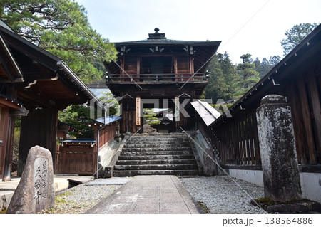 日本の岐阜県 高山市の古い町並 東山遊歩道にあるレトロな寺院 木造の奥深い日本建築と石碑 日本の岐阜県 高山市の古い町並 東山遊歩道にあるレトロな寺院 木造の奥深い日本建築と石碑 138564886