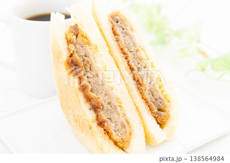 美味しいメンチカツサンドとコーヒー 美味しいメンチカツサンドとコーヒー 138564984