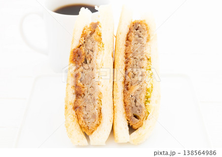美味しいメンチカツサンドとコーヒー 美味しいメンチカツサンドとコーヒー 138564986