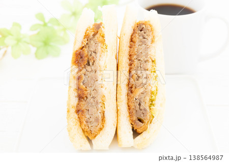 美味しいメンチカツサンドとコーヒー 138564987