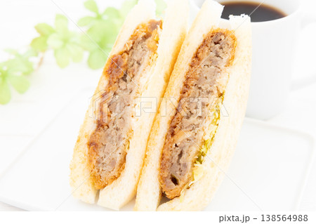 美味しいメンチカツサンドとコーヒー 138564988