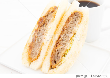 美味しいメンチカツサンドとコーヒー 138564989