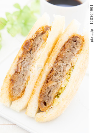 美味しいメンチカツサンドとコーヒー 138564991