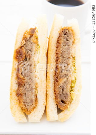 美味しいメンチカツサンドとコーヒー 138564992