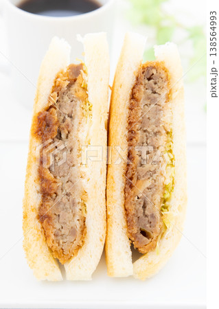 美味しいメンチカツサンドとコーヒー 138564993