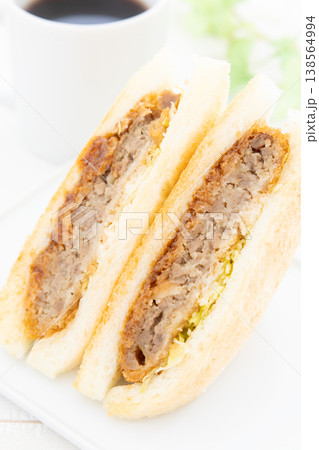 美味しいメンチカツサンドとコーヒー 138564994