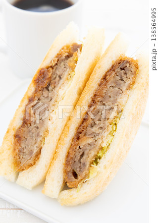 美味しいメンチカツサンドとコーヒー 美味しいメンチカツサンドとコーヒー 138564995