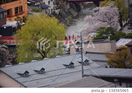 日本の岐阜県の高山市 中心部の中橋方面の美しい町並み 満開の桜と宮川と新旧の家 城山公園から見た眺め 日本の岐阜県の高山市 中心部の中橋方面の美しい町並み 満開の桜と宮川と新旧の家 城山公園から見た眺め 138565065