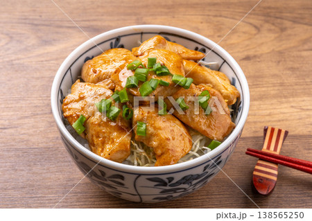 鶏ムネの照り焼き丼 鶏ムネの照り焼き丼 138565250