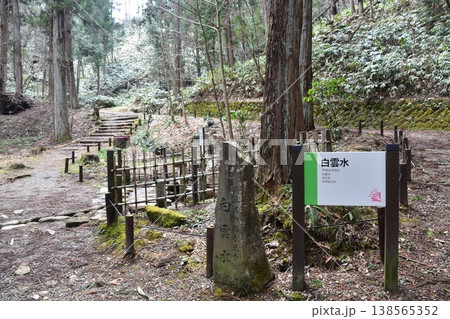 日本の高山市　岐阜県の名水五十選に選ばれている白雲水　周辺の森林と石碑と案内看板 138565352