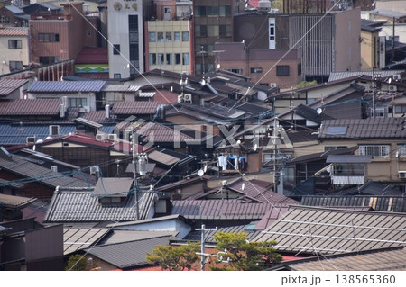 日本の岐阜県　高山市中心部の美しい町並み　マンションや古民家の新旧の住宅　城山公園から見た眺め 138565360