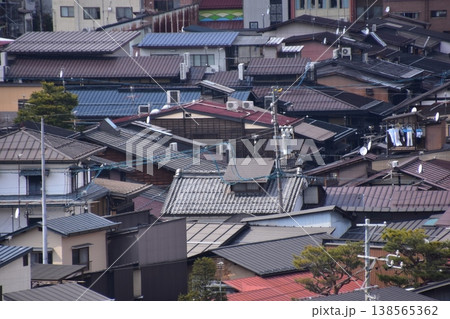 日本の岐阜県　高山市中心部の古い町並み　密集した古民家とレトロな屋根　城山公園から見た眺め 138565362
