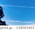 青空に広がる飛行機雲と光のグラデーション背景素材 138565403