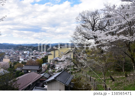 日本の岐阜県の高山市　満開の桜と美しい町並み　市街地方面の新旧の住居　城山公園から見た眺め 138565471