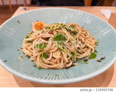 ひき肉ソースと野菜と米粉麺を混ぜて食べるエスニック料理のまぜそば。混ぜたあと。 ひき肉ソースと野菜と米粉麺を混ぜて食べるエスニック料理のまぜそば。混ぜたあと。 138565786