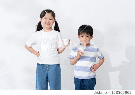 牛乳を飲む子供の男女 牛乳を飲む子供の男女 138565963