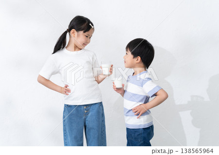 牛乳を飲む子供の男女 138565964