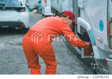 トラック整備士 138566191
