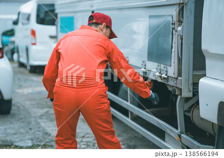トラック整備士 138566194