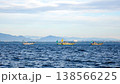 大海原に浮かぶ、たくさんの釣り人を乗せた小型漁船団 138566225
