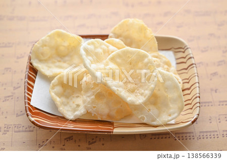 お米のスナック菓子　しょうゆ味と塩味 138566339