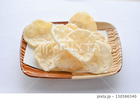 お米のスナック菓子 しょうゆ味と塩味 お米のスナック菓子 しょうゆ味と塩味 138566340