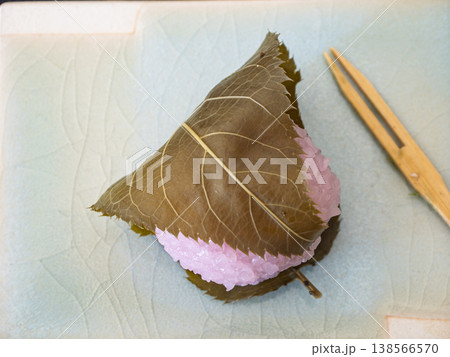 春の風情を皿にのせて、香り高い優美な桜餅 春の風情を皿にのせて、香り高い優美な桜餅 138566570