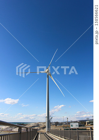 青空にそびえ立つ掛川市の風力発電機（静岡県） 138566621