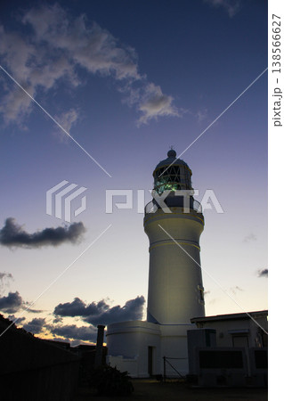 宵闇の空に緑の灯火が美しく輝く御前崎灯台（静岡県御前崎市） 138566627