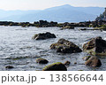 岩場の磯と遠くの山並みが美しい真鶴港の海辺(神奈川県真鶴町) 岩場の磯と遠くの山並みが美しい真鶴港の海辺(神奈川県真鶴町) 138566644