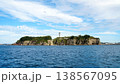 穏やかな海上に浮かぶ新緑に覆われた江の島の全景 138567095