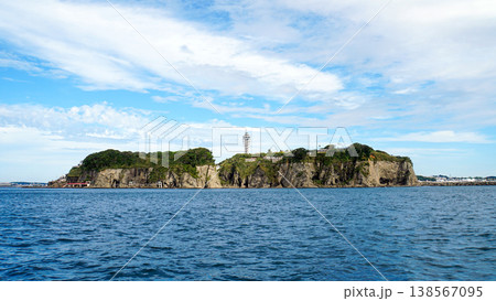 穏やかな海上に浮かぶ新緑に覆われた江の島の全景 穏やかな海上に浮かぶ新緑に覆われた江の島の全景 138567095