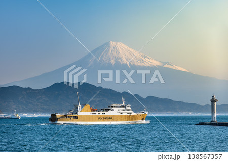 清水港を出港する駿河湾フェリー「富士」と雪化粧の富士山 138567357
