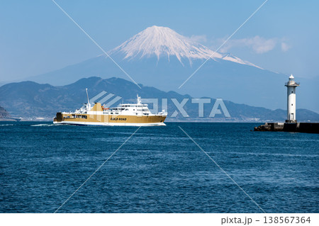 清水港を出港する駿河湾フェリー「富士」と雪化粧の富士山 清水港を出港する駿河湾フェリー「富士」と雪化粧の富士山 138567364