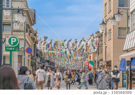 大正浪漫夢通りを彩る無数の鯉のぼりとレトロな街並み【埼玉県川越市】 138568309