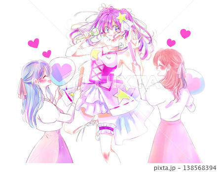 歌って踊るアイドルとうちわとサイリウムを持って推し活をする女性2人　ピンク色 138568394