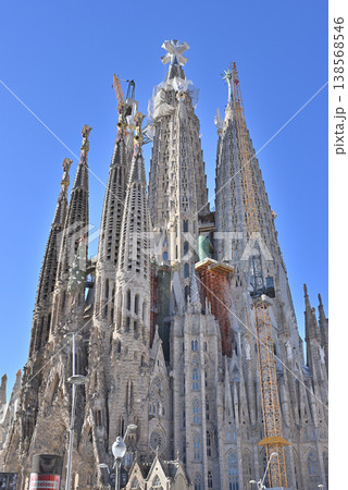 十字架が設置されたサグラダファミリア 138568546