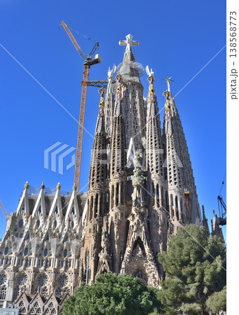 十字架が設置されたサグラダファミリア 138568773