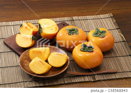 ざるに入れた柿 138568843
