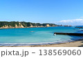 英虞湾に面した次郎六郎海岸の白い砂浜とエメラルドグリーンに輝く澄んだ海 138569060
