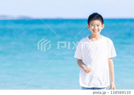 南国の海で夏休みを楽しむ少年 138569110