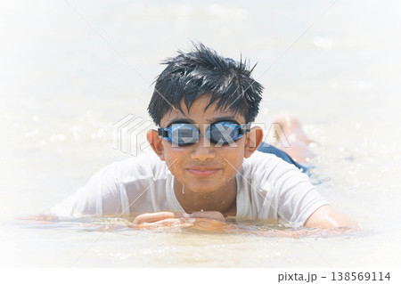 真夏の海で輝く少年の笑顔と水しぶき 真夏の海で輝く少年の笑顔と水しぶき 138569114