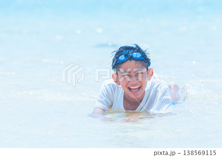 沖縄のビーチで夏休みを満喫する少年の笑顔 138569115