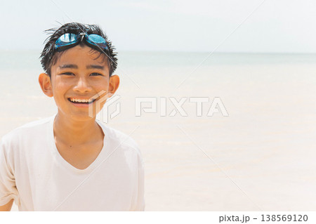 海辺の笑顔 138569120